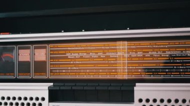 Frekansı ayarlamak, Eski Analog Radyosundaki Arama Dalgası. Kapat.