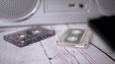 Kadın Elleri Masaya Eski Bir Siyah Ses Kaseti Atar. Yavaş çekim