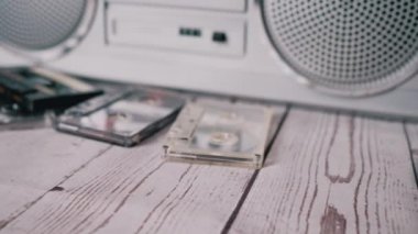 Kadın Elleri Masaya Bir Çok Eski Ses Kaseti Attırıyor. 4 bin. Kapat.