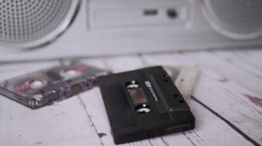 Kadın Elleri Masaya Eski Bir Siyah Ses Kaseti Atar. Kapatın. 4K