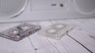 Kadın El, Masaya Eski Bir Siyah Ses Kaseti Koyuyor. 4 bin. Kapat.