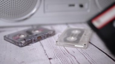 Kadın Elleri Masaya Eski Bir Siyah Ses Kaseti Atar. Yavaş çekim