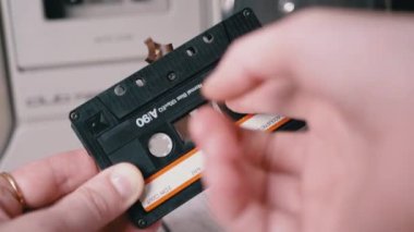 Kadın, Eski Vintage Ses Kasetindeki Parmaklı Manyetik Kaseti Geri Sarar