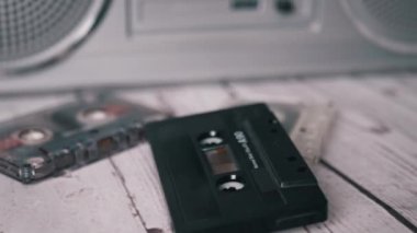 Kadın Elleri Masaya Eski Bir Siyah Ses Kaseti Atar. Kapatın. Büyüt