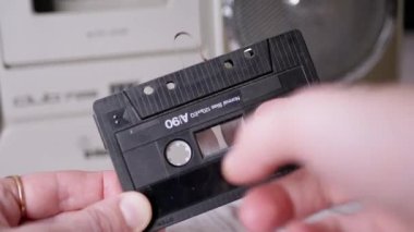 Kadın, Eski Vintage Ses Kasetindeki Parmaklı Manyetik Kaseti Geri Sarar