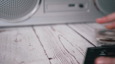 Kadın Elleri Masaya Bir Çok Eski Ses Kaseti Attırıyor. Yavaş çekim