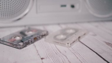 Kadın El, Masaya Eski Bir Siyah Ses Kaseti Koyuyor. 4 bin. Kapat.