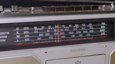 Frekansı ayarlamak, Eski Analog Radyosundaki Arama Dalgası. Kapat.