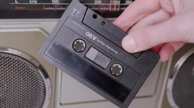 Kadın El Döndürme Stereo teyp yakınında 90 'lardan kalma eski bir ses kaseti