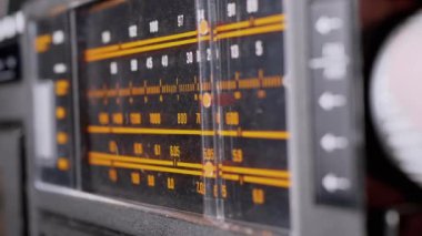 Eski Analog Alıcısı Üzerinde Frekansı Ayarlayan Kadın Parmaklar