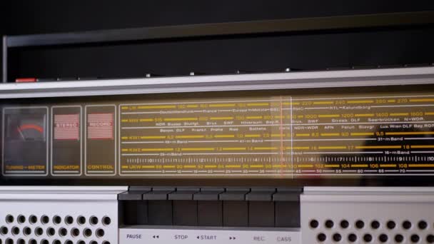 Sintonizando a frequência, pesquisando onda em um rádio analógico vintage antigo. Fechar — Vídeo de Stock