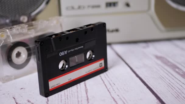 Lauter fallende Audiokassetten auf Tisch-Domino-Effekt. Zeitlupe. Nahaufnahme — Stockvideo