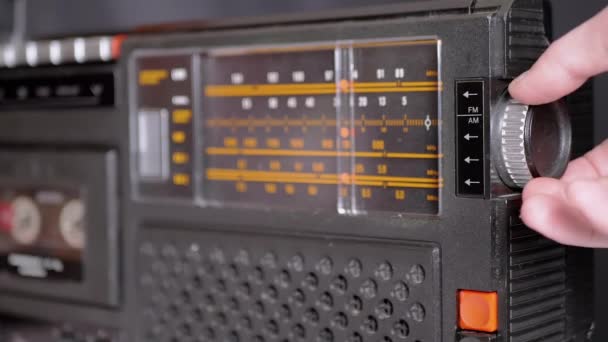 Female Fingers Adjusting the Frequency on an Old Vintage Analalogue Receiver — Stock video