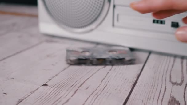 Weibliche Hände werfen eine Menge alte Audiokassetten auf den Tisch. Zoom. Nahaufnahme — Stockvideo