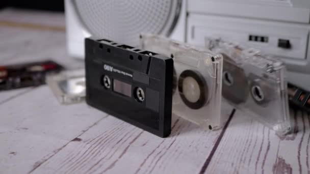 Beaucoup de cassettes audio tombantes sur l'effet Domino Table. Au ralenti. Gros plan — Video