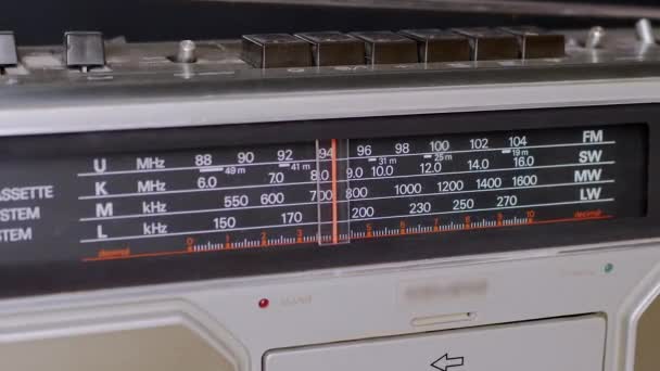Avstämning frekvensen, Söka våg på en gammal vintage analog radio. Närbild — Stockvideo