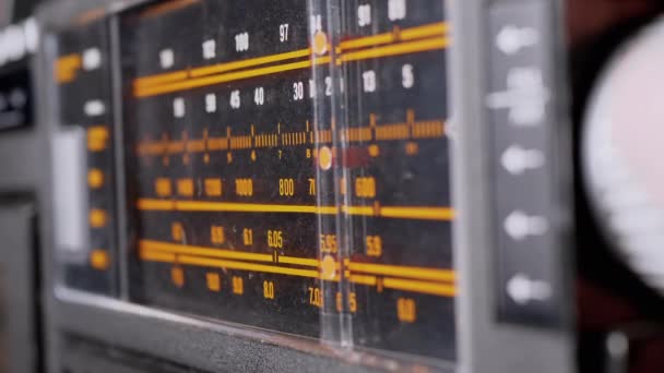 Doigts féminins Réglage de la fréquence sur un vieux récepteur analogique vintage — Video
