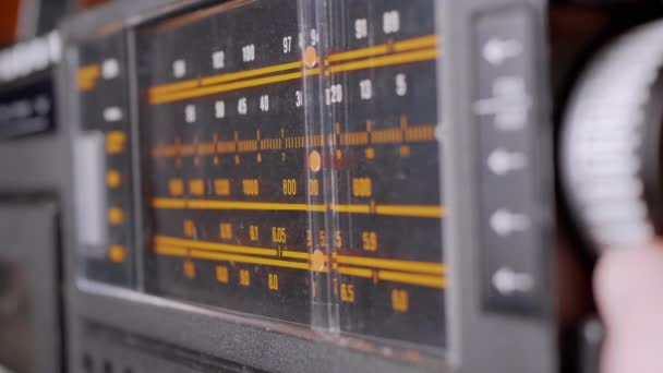 Vrouwelijke vingers Het aanpassen van de frequentie op een oude vintage analoge ontvanger — Stockvideo