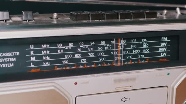 Sintonizando a frequência, pesquisando onda em um rádio analógico vintage antigo. Fechar — Vídeo de Stock