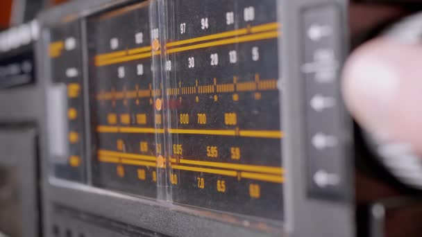 Female Fingers Adjusting the Frequency on an Old Vintage Analalogue Receiver — Stock video