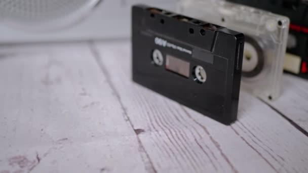 Sok csökkenő audio kazetta az asztalon Domino Effect. Lassú mozgás. Közelről. — Stock videók