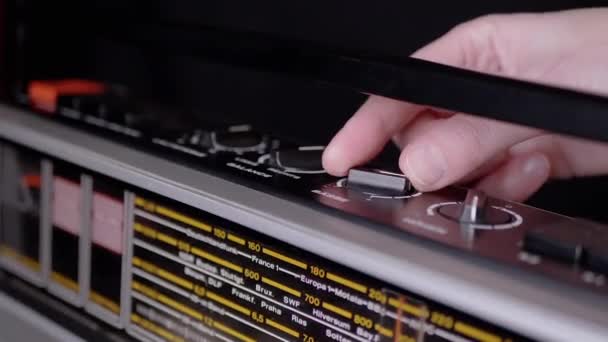 Female Fingers Spinning the Knobs Volume on an Old Tape Recorder. Zoom: — Vídeo de stock