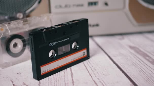 Beaucoup de cassettes audio tombantes sur l'effet Domino Table. Au ralenti. Gros plan — Video