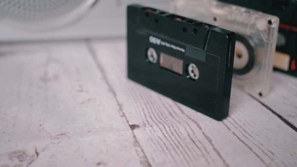 Un sacco di cassette audio cadenti sul tavolo Effetto Domino. Al rallentatore. Da vicino. — Video Stock