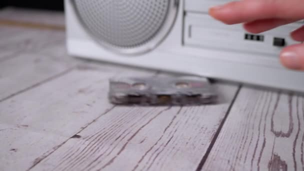 Manos femeninas arrojando un montón de casetes de audio antiguos en la mesa. 4K. De cerca. — Vídeo de stock