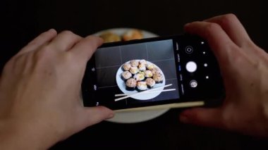 Masadaki Akıllı Telefondan Hazır Yemek Fotoğrafları Çeken Kadın Eller. Kapat.