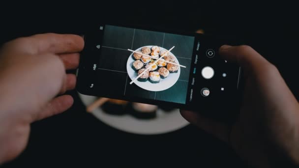 Weibliche Hände fotografieren zubereitete Speisen auf einem Smartphone auf dem Tisch. 4K — Stockvideo