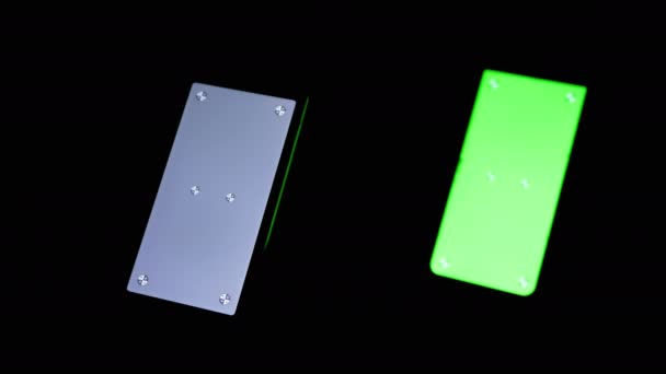 Dwa smartfony z zielonym, szarym ekranem, Chroma, markery na czarnym tle — Wideo stockowe