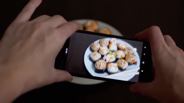 Mains féminines prenant des photos d'aliments préparés sur un téléphone intelligent sur la table. 4K — Video