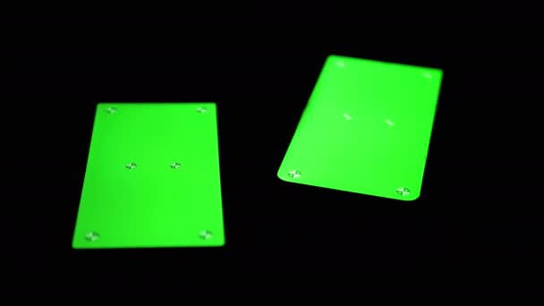 Deux smartphones avec un écran vert, Chroma, Marqueurs sur fond noir — Video