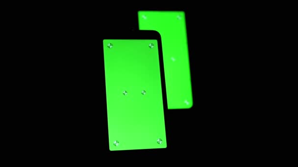 Dwa smartfony z zielonym ekranem, Chroma, markery na czarnym tle — Wideo stockowe