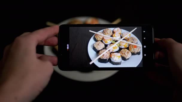 Mãos femininas tirando fotos de alimentos preparados em um smartphone na mesa. 4K — Vídeo de Stock