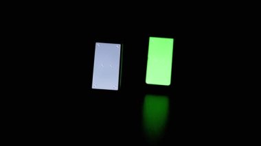 Yeşil, Gri Ekran, Krom, Siyah Arkaplan Üzerindeki İşaretler