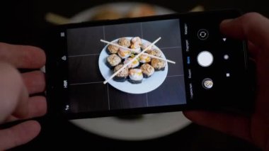 Masadaki Akıllı Telefondan Hazır Yemek Fotoğrafları Çeken Kadın Eller. Büyüt