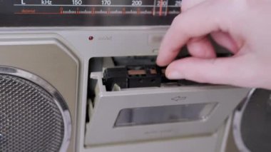 Kadın Elleri Eski Bir Ses Kasedini Eski Bir Teypten Çıkarır. 4K