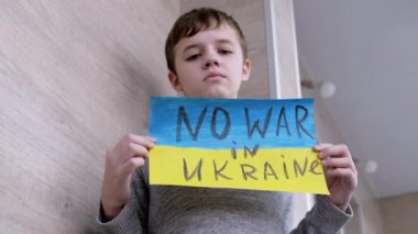 Çocuk Ellerinde Ukrayna Bayrağıyla Bir Bayrak Tutuyor ve Savaş Yok Mesajı