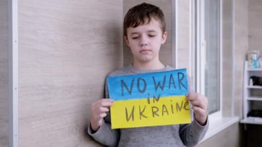 Çocuk Ellerinde Ukrayna Bayrağıyla Bir Bayrak Tutuyor ve Savaş Yok Mesajı