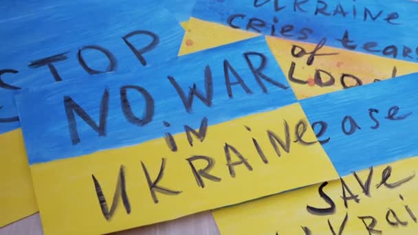 Ukrayna 'da Savaş Yok yazılı pankarta İleti ile çiziliyor — Stok video