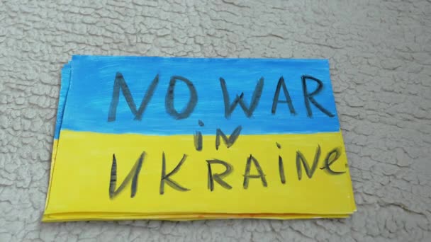 Rysunek z Wiadomością na banerze z napisami No War in Ukraine — Wideo stockowe