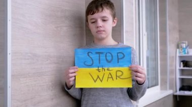 Çocuk Ellerinde Ukrayna Bayrağıyla Bir Poster Tutuyor, ve Mesaj Savaşı Durduruyor