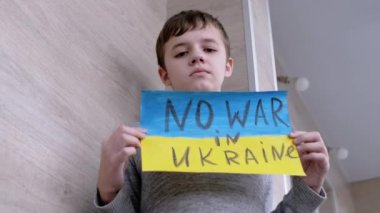 Çocuk Ellerinde Ukrayna Bayrağıyla Bir Bayrak Tutuyor ve Savaş Yok Mesajı