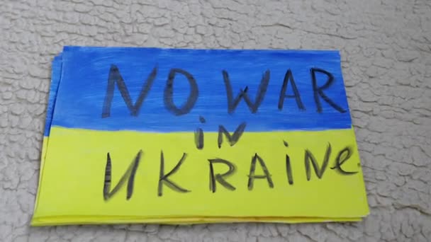 Ukrayna 'da Savaş Yok yazılı pankarta İleti ile çiziliyor — Stok video