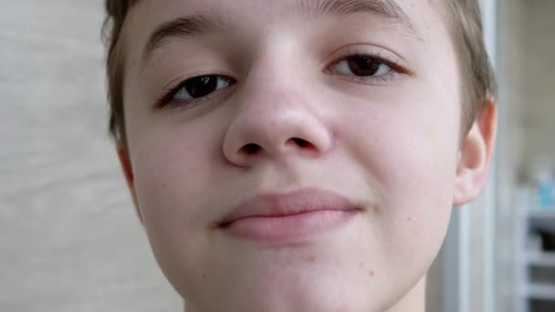Close-up van het gezicht van een glimlachend kindentanden. Langzame beweging — Stockvideo