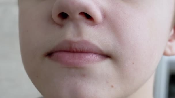 Close-up do rosto de uma criança sorridente Mostrando dentes. Movimento lento — Vídeo de Stock