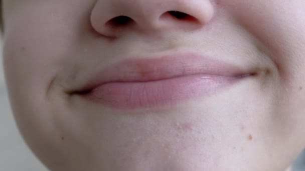 Nahaufnahme der Lippen eines lächelnden Kindes. Zoom. Zeitlupe — Stockvideo