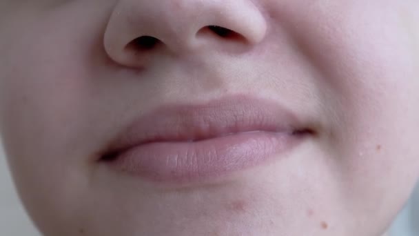 Close-up dos lábios de uma criança sorridente. Miúdo, olha para a câmara. Zoom — Vídeo de Stock